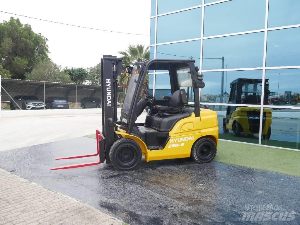 Hyundai 25 D-9 디젤 지게차