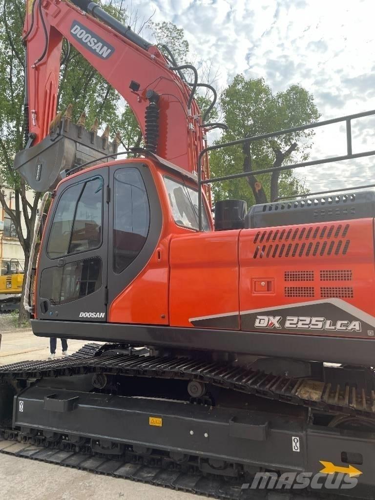 Doosan DX 225 중형굴삭기 7톤-28톤
