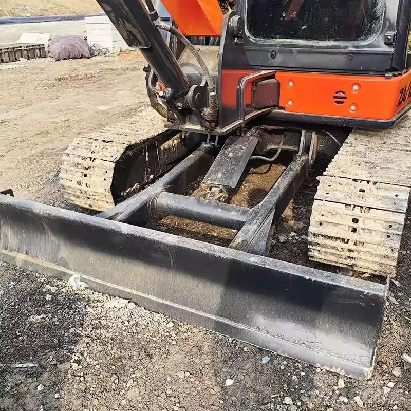 Hitachi ZX 55 소형 굴삭기 7톤 미만