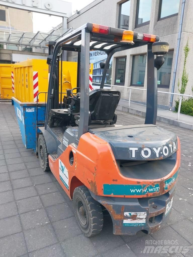 Toyota 8 FDF 25 디젤 지게차