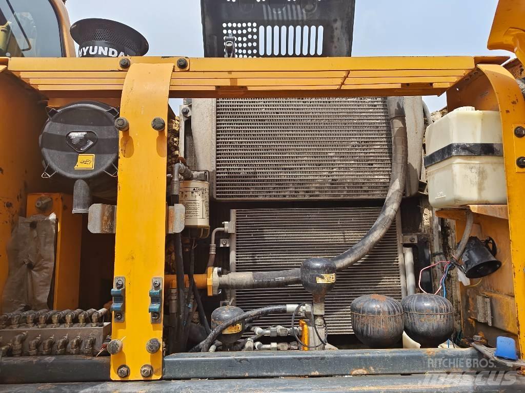 Hyundai R210W-9  휠 굴삭기