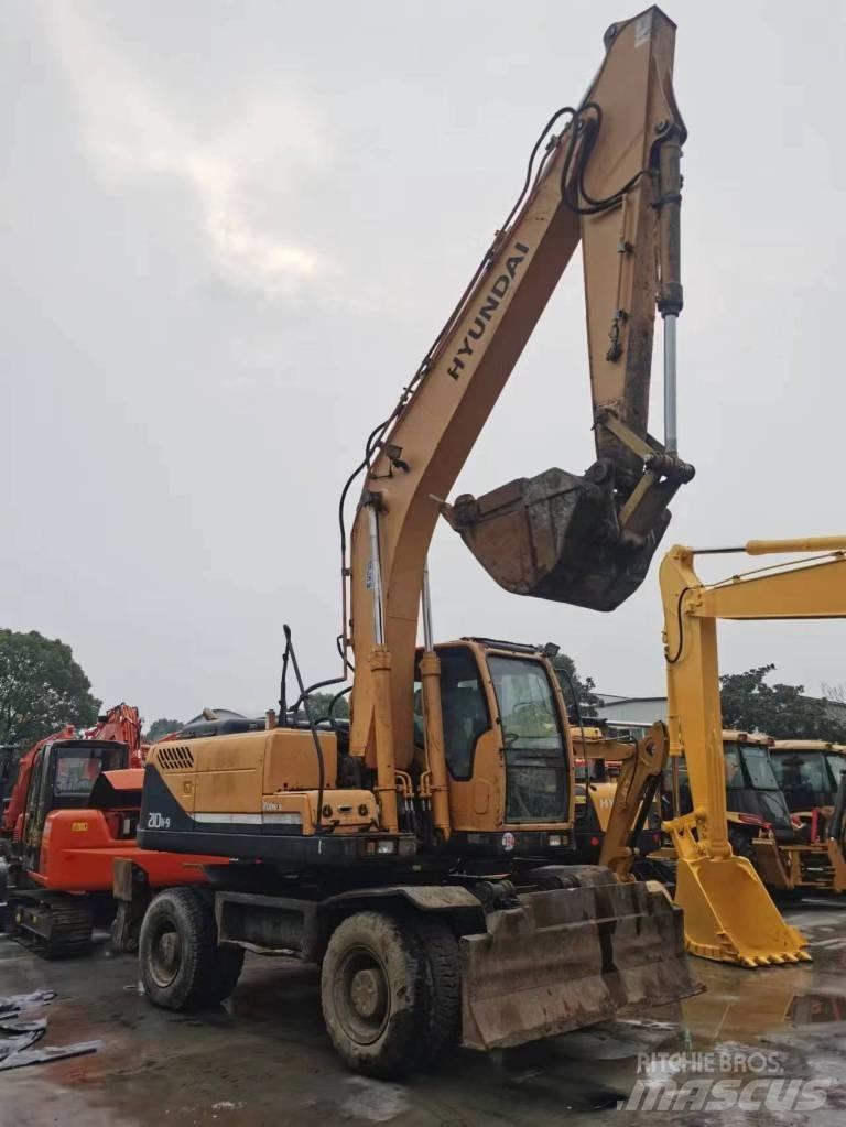 Hyundai R210W-9  휠 굴삭기