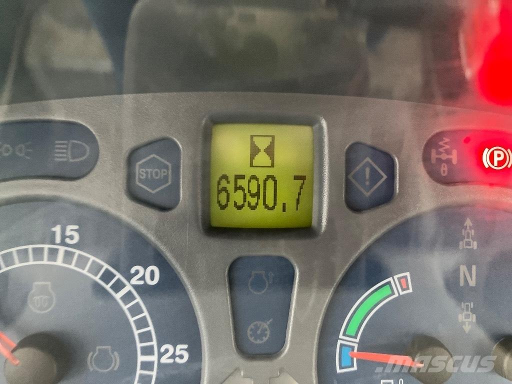 New Holland T 7030 트랙터