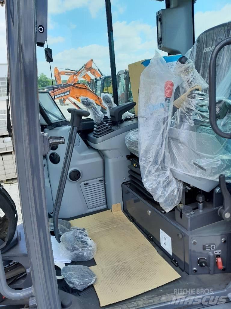 Doosan DX 63-7 소형 굴삭기 7톤 미만