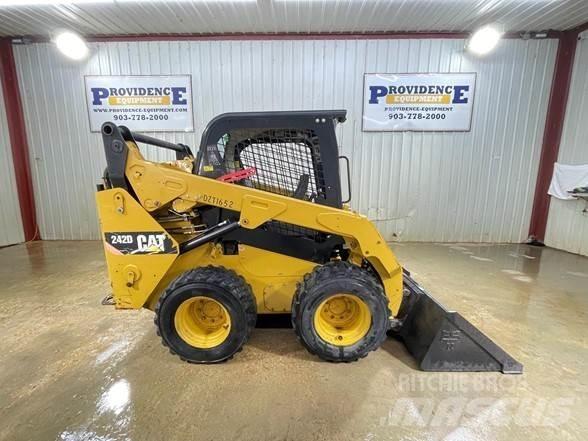 CAT 242D  스키드로더