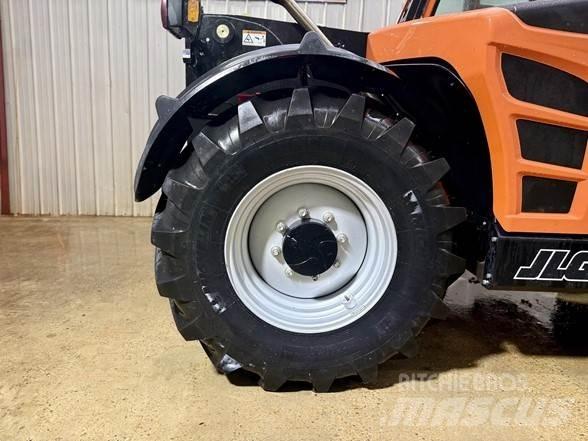 JLG 823 텔러 핸들러