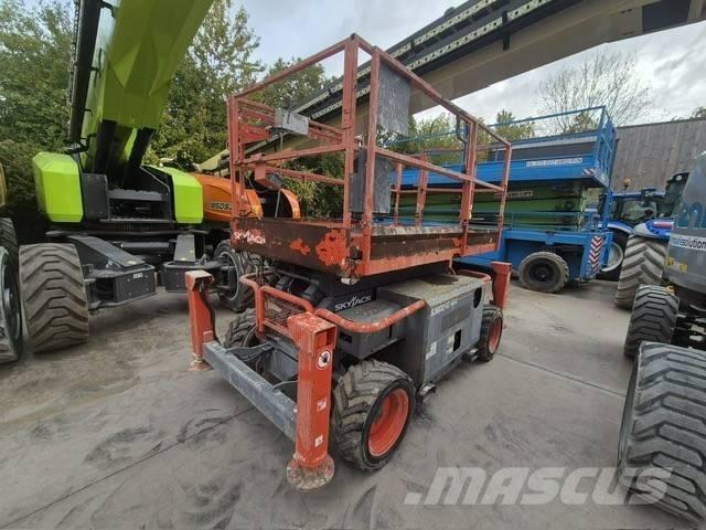 SkyJack 6832RT 가위형 리프트