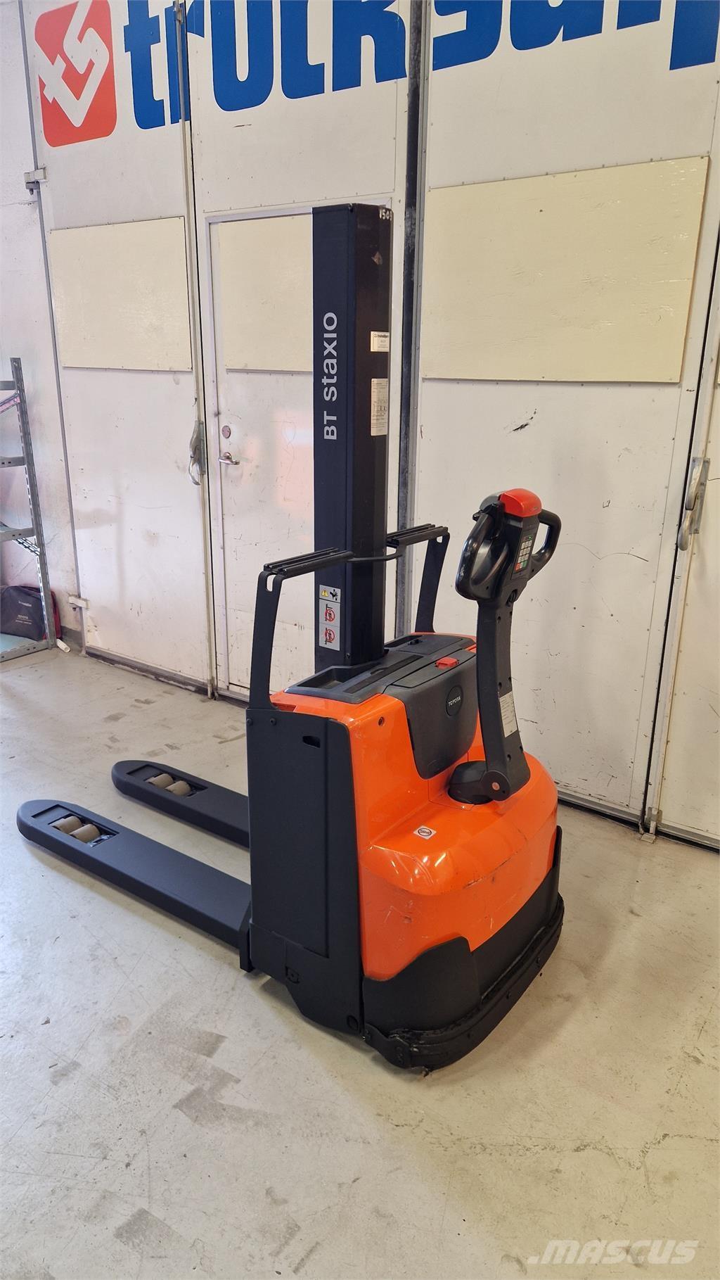 Toyota SWE080L 보행식 리치 지게차