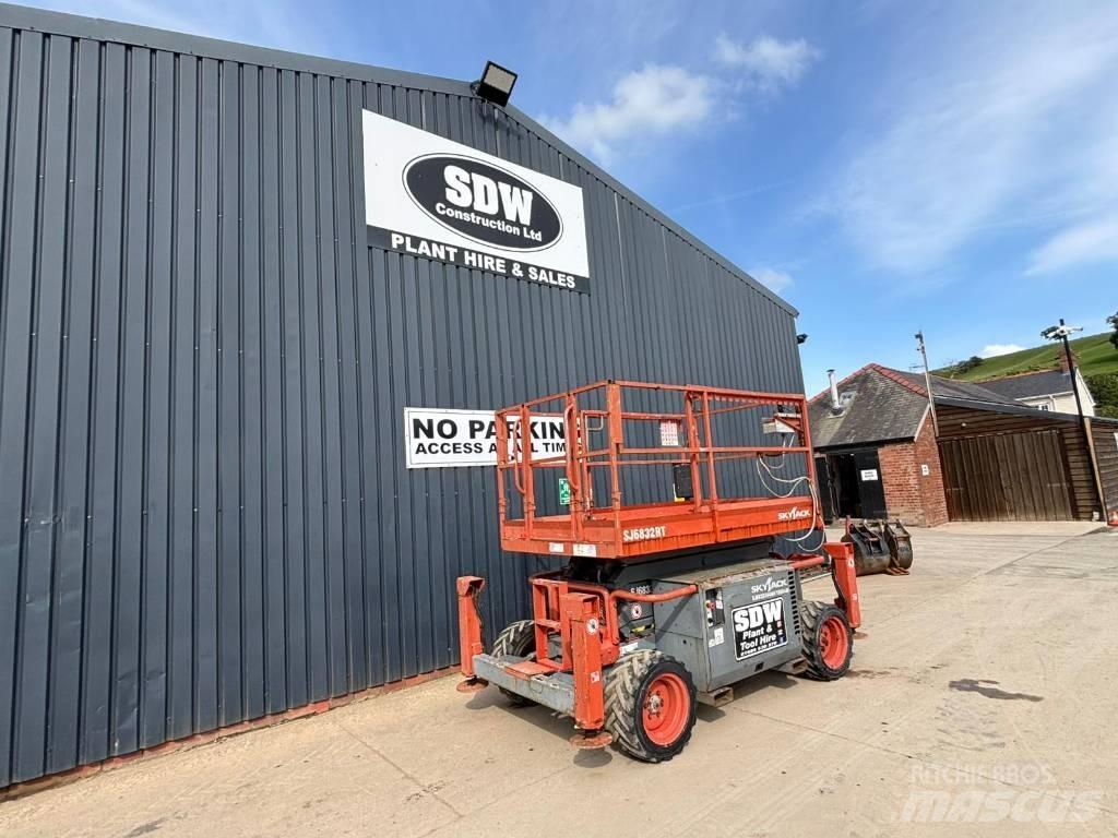 SkyJack SJ 6832 RT 가위형 리프트