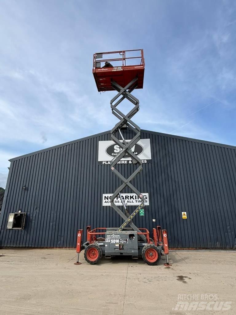SkyJack SJ 6832 RT 가위형 리프트