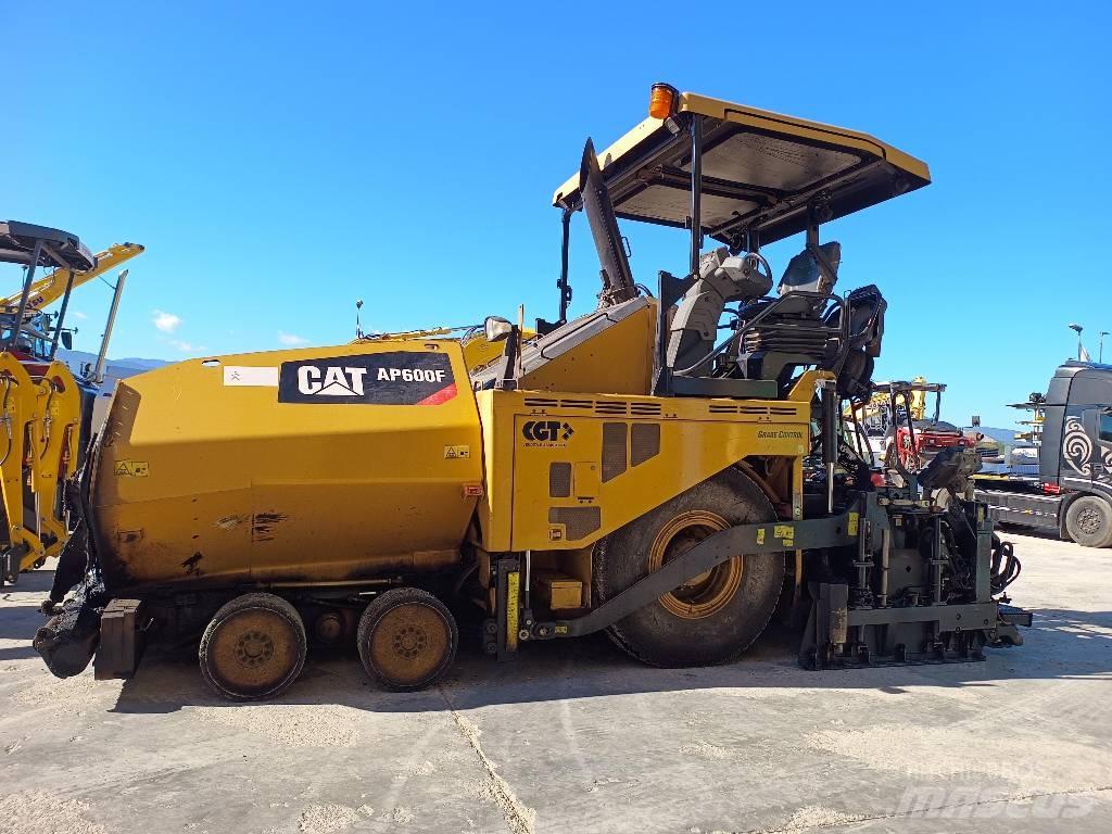 CAT AP 600F 아스팔트 포장장비