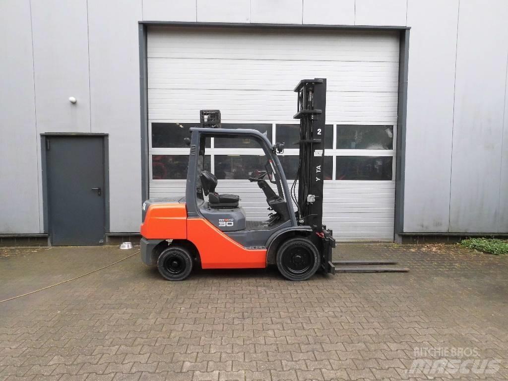Toyota 02-8 FD 30 디젤 지게차