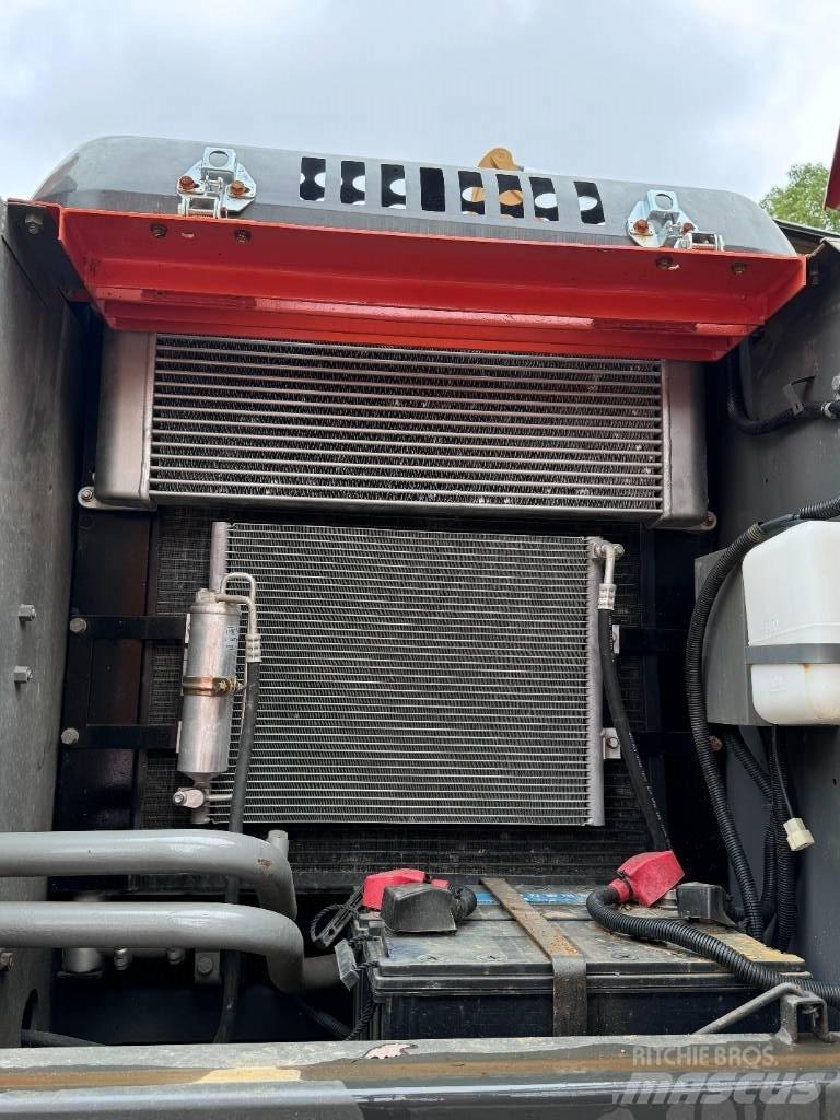 Hitachi ZX 200 대형 굴삭기 29톤 이상