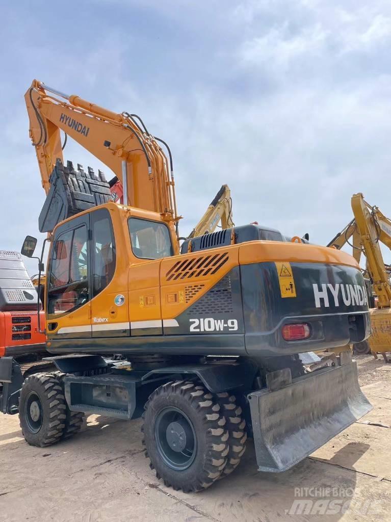 Hyundai R210W-9  휠 굴삭기