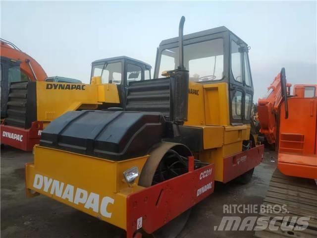 Dynapac CC211 싱글 드럼 롤러