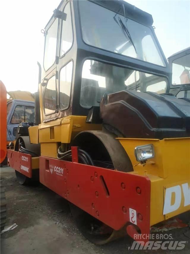 Dynapac CC211 싱글 드럼 롤러