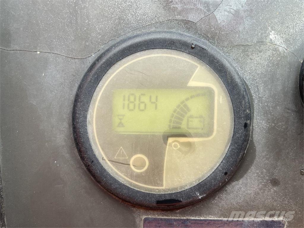 JLG 800AJ 관절형 전동이동 리프트