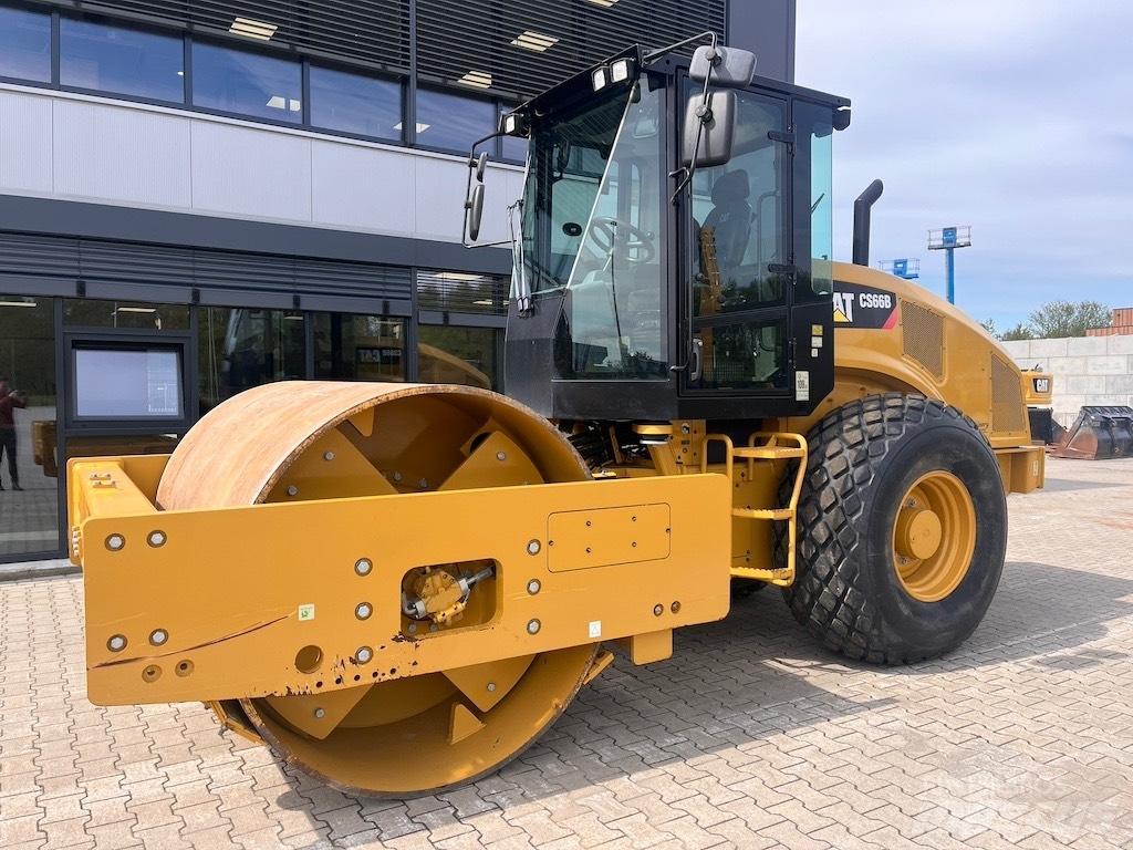 CAT CS 66 B 싱글 드럼 롤러