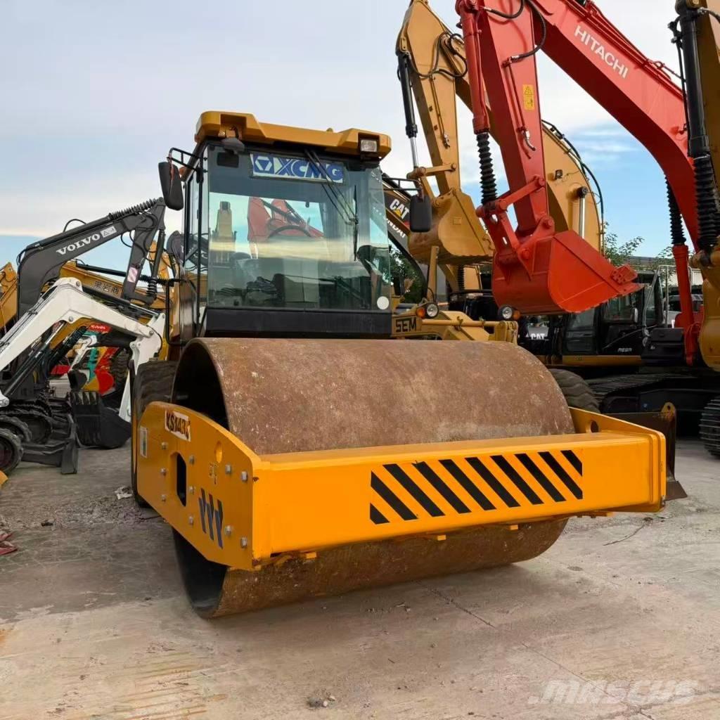 XCMG XS 143 J 싱글 드럼 롤러