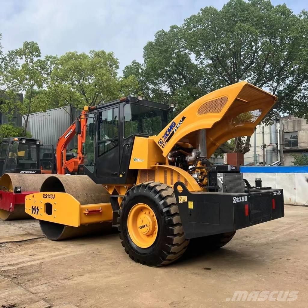 XCMG XS 143 J 싱글 드럼 롤러