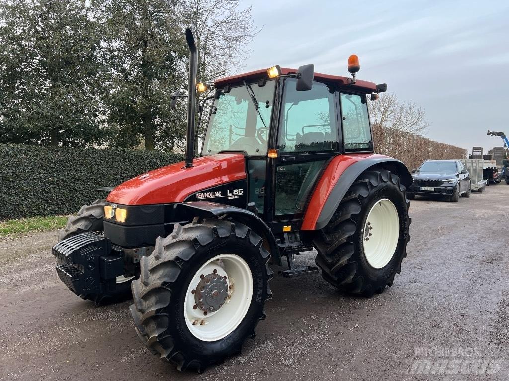 New Holland L 85 DT 트랙터