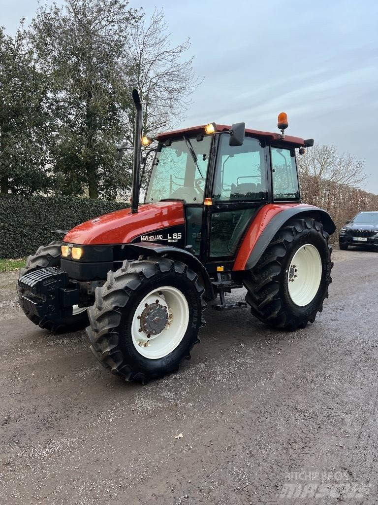 New Holland L 85 DT 트랙터