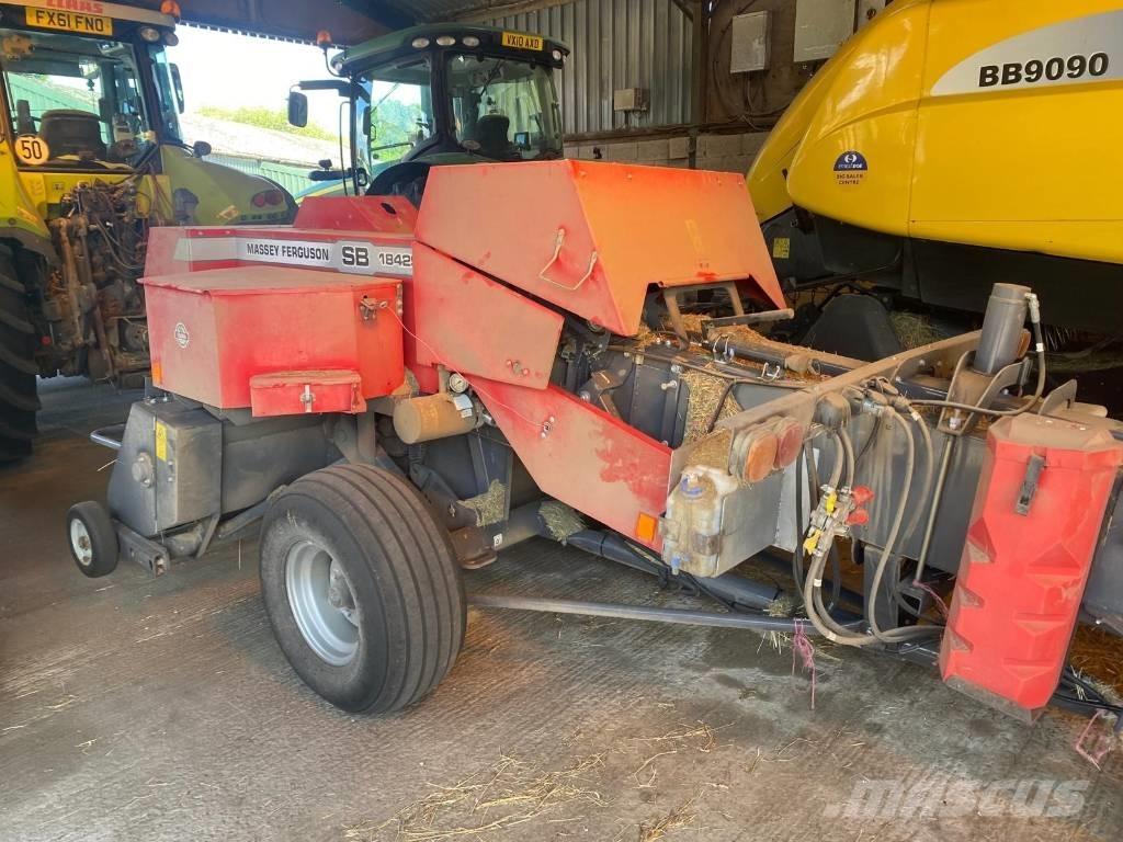 Massey Ferguson 1842 각형 곤포기