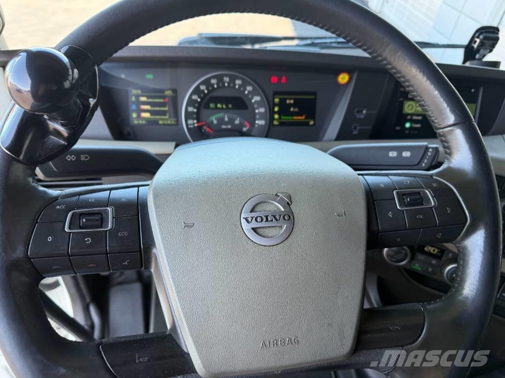 Volvo FH 540 6x2 탑차 트럭
