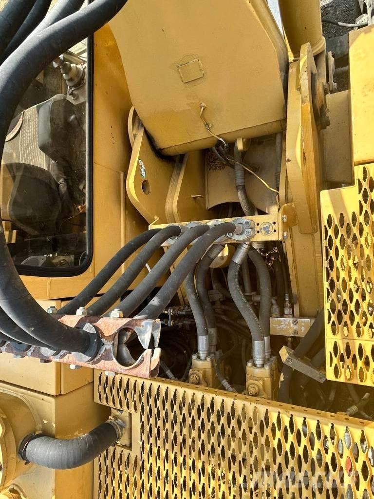 CAT 214  휠 굴삭기