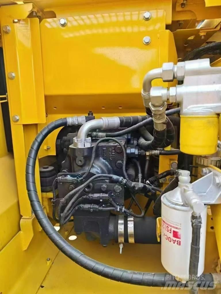 Komatsu 130LC-7 대형 굴삭기 29톤 이상