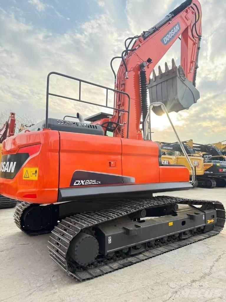 Doosan DX 225 LCA 중형굴삭기 7톤-28톤