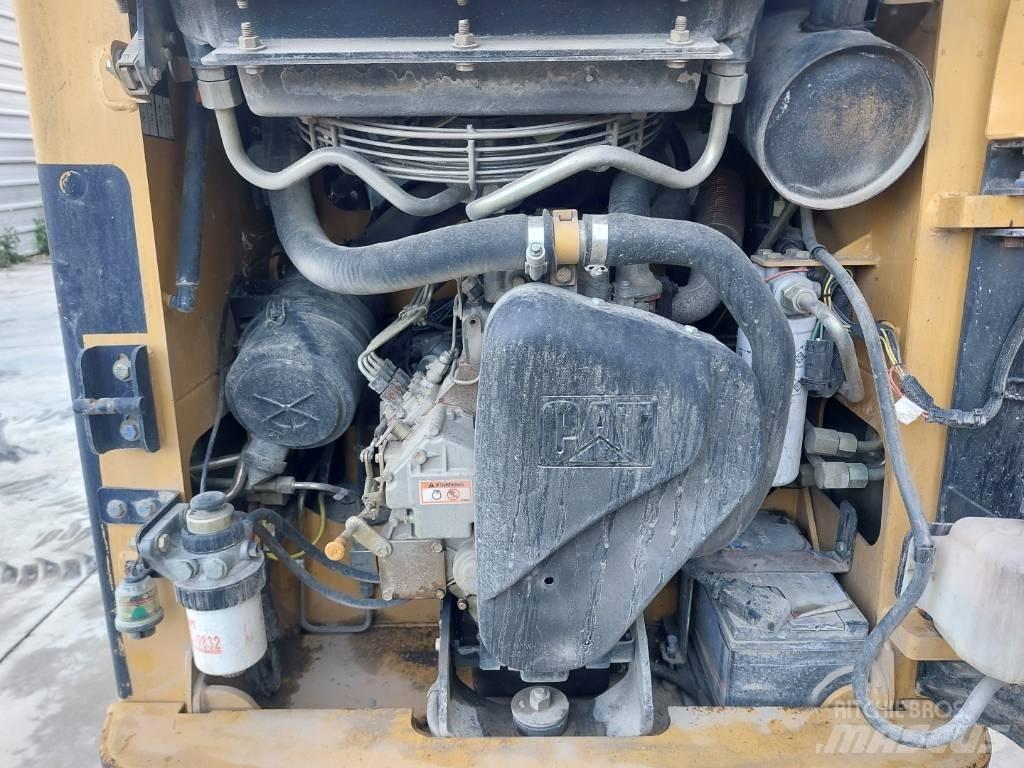 CAT 216  스키드로더