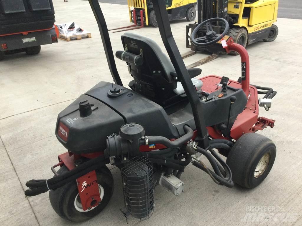 Toro 3250D 탑승형 잔디깎기