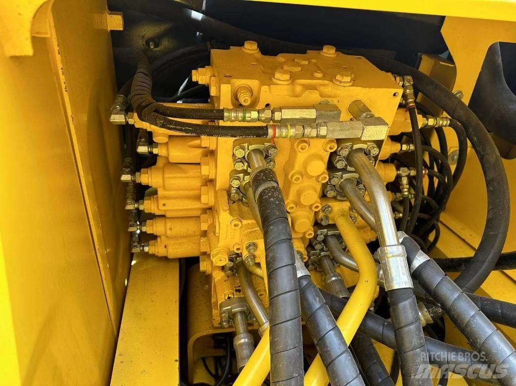 Komatsu PC 240 대형 굴삭기 29톤 이상