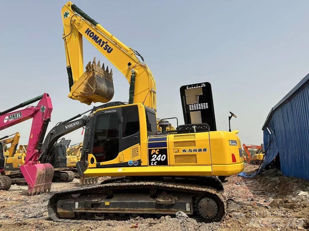 Komatsu PC 240 대형 굴삭기 29톤 이상