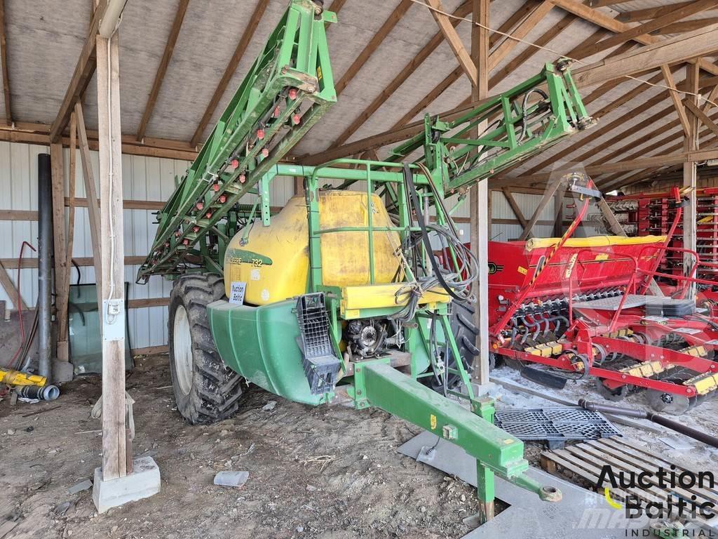 John Deere 732 견인형 분무기