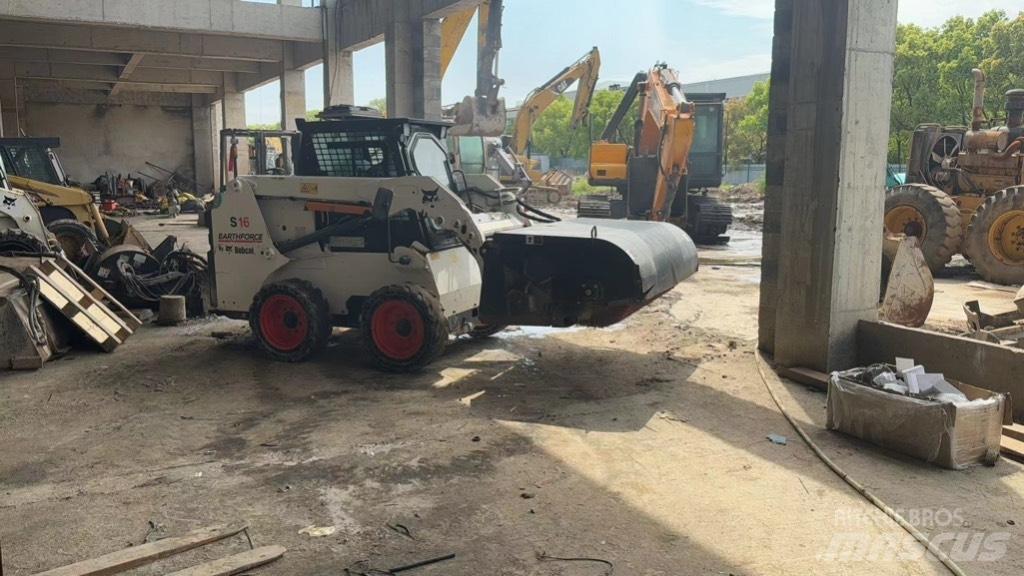 Bobcat S 16  스키드로더