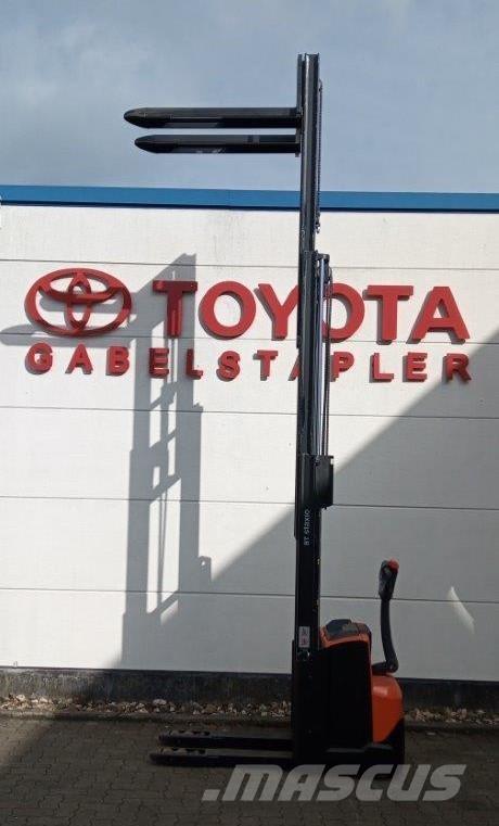 Toyota SWE120L 보행식 리치 지게차