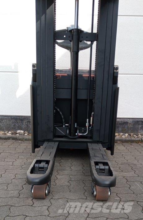 Toyota SWE120L 보행식 리치 지게차