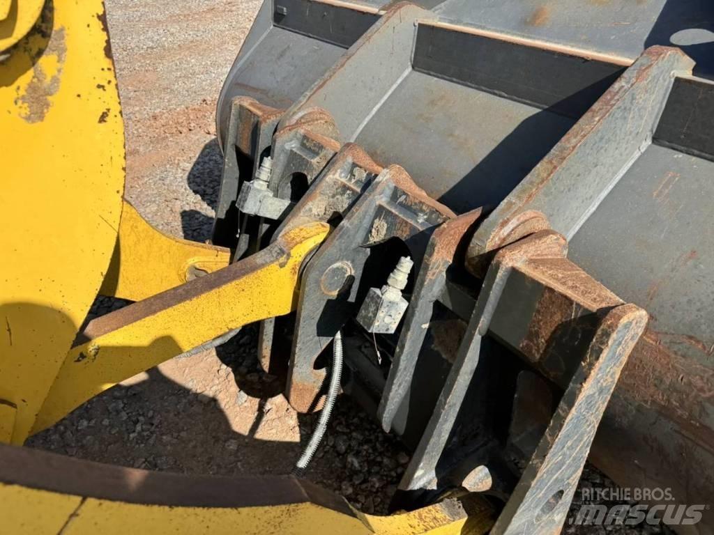 Komatsu WA 320  휠로우더