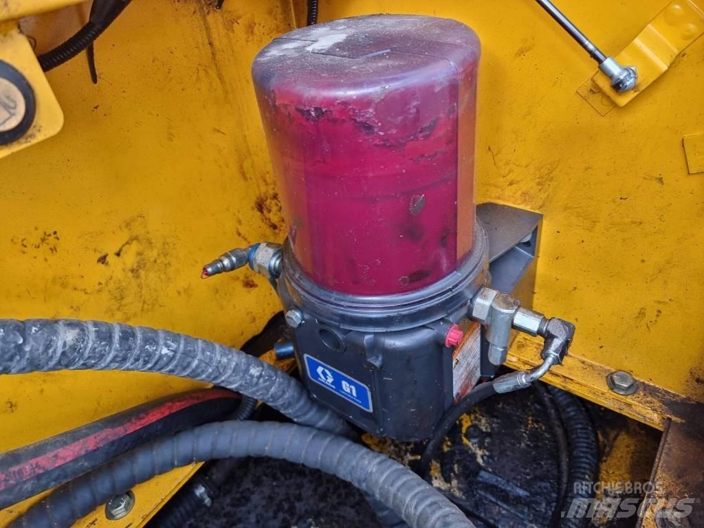 JCB JS 330 NC 대형 굴삭기 29톤 이상