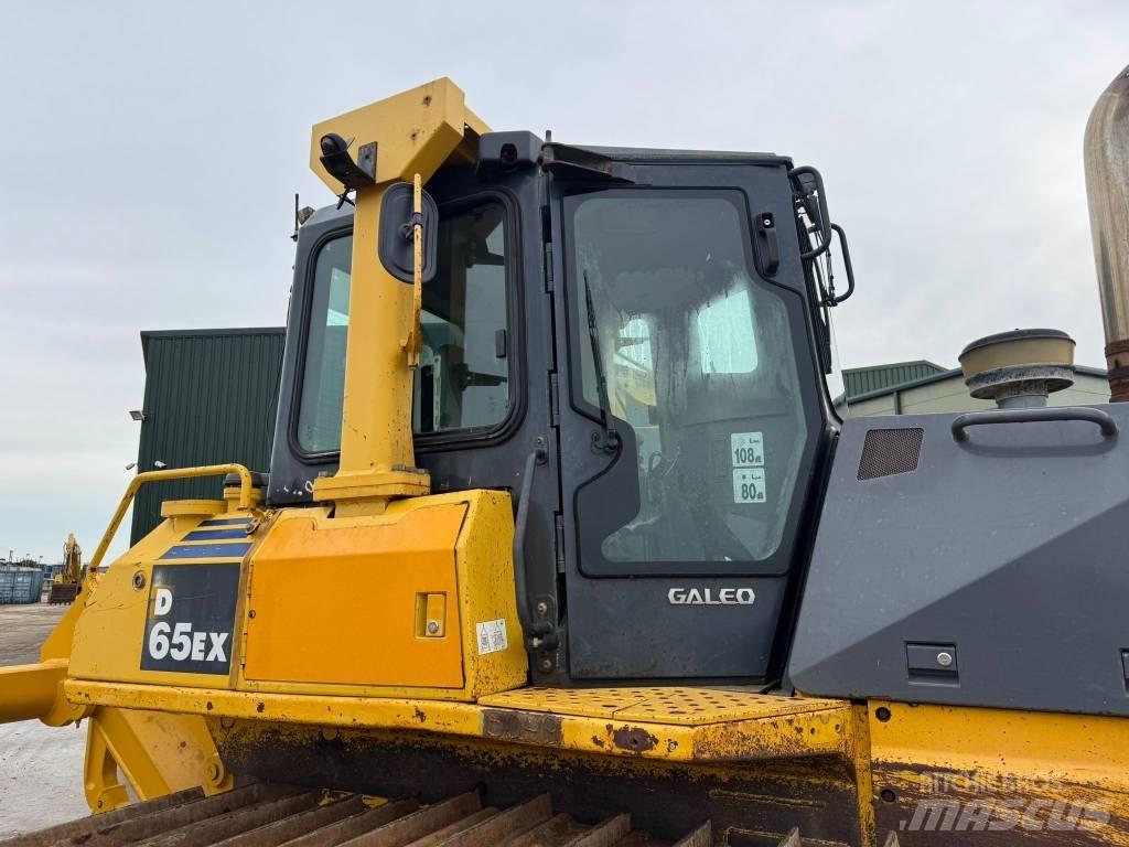Komatsu D65EX-15 크롤러 도저