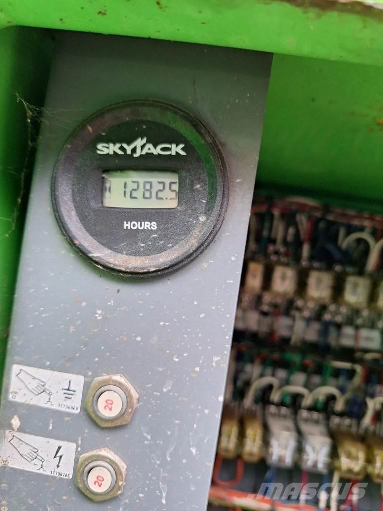 SkyJack SJ-8831 가위형 리프트