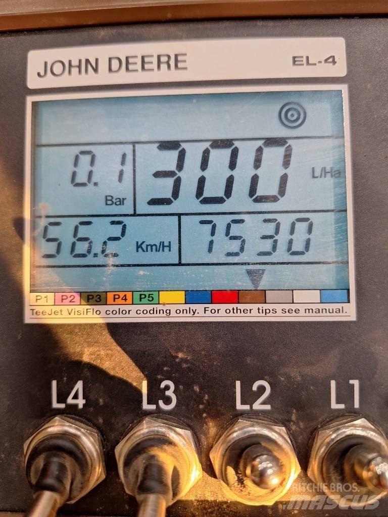 John Deere 740 견인형 분무기