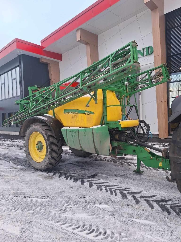 John Deere 740 견인형 분무기