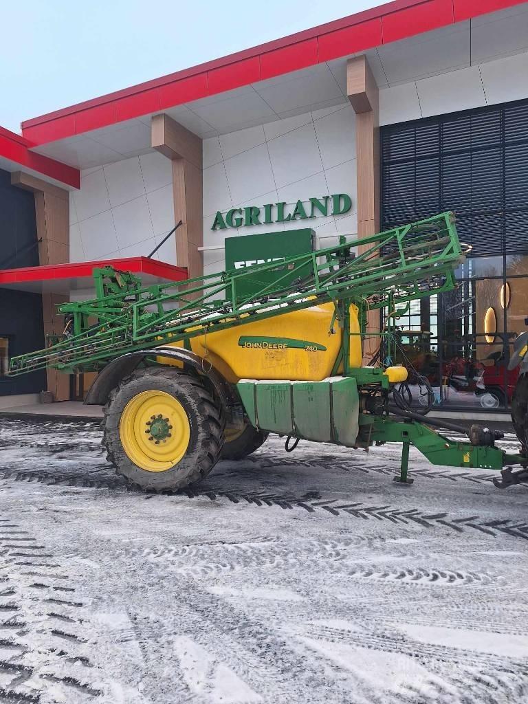 John Deere 740 견인형 분무기