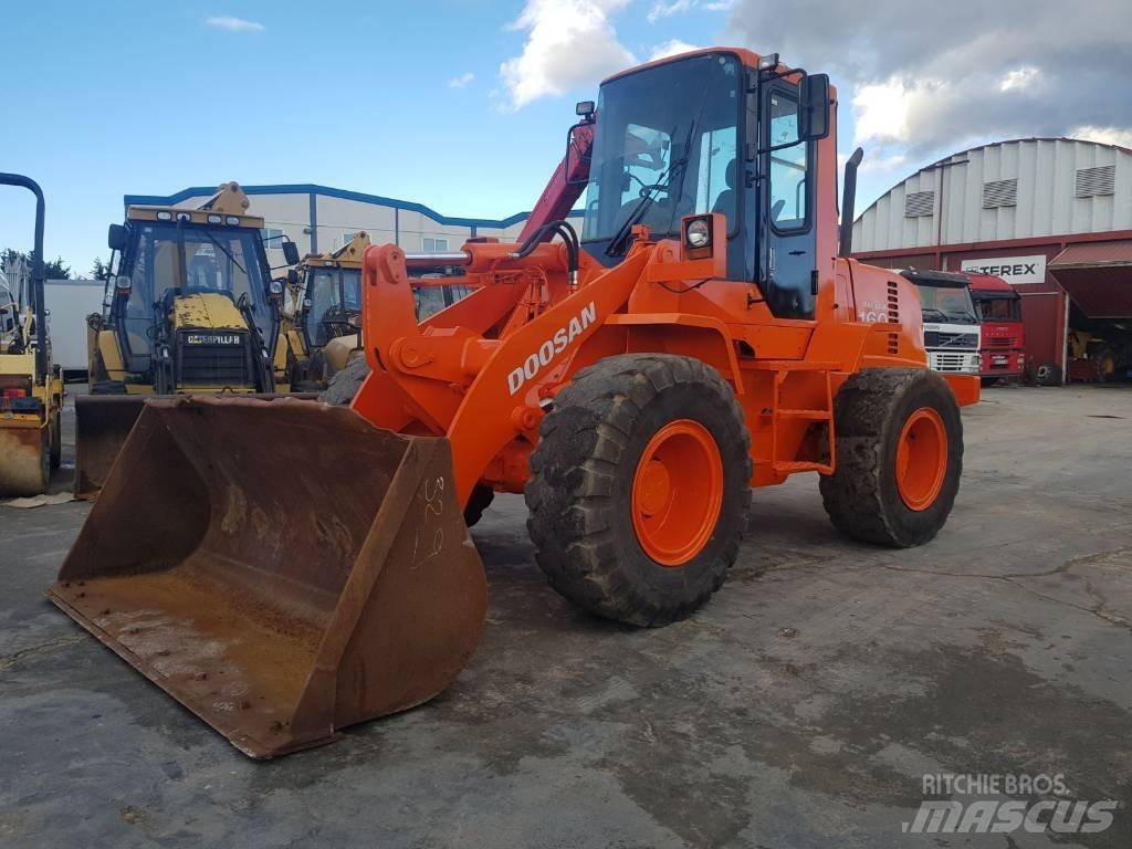 Doosan 160 v 프론트 로더 및 굴착기