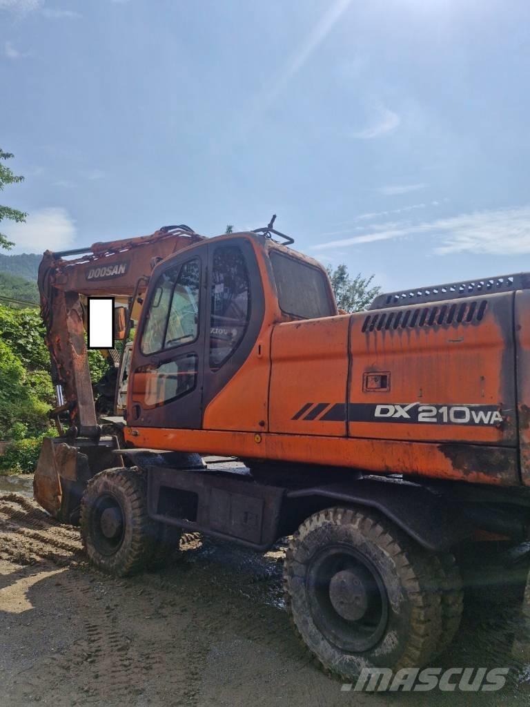 Doosan DX 210 W  휠 굴삭기