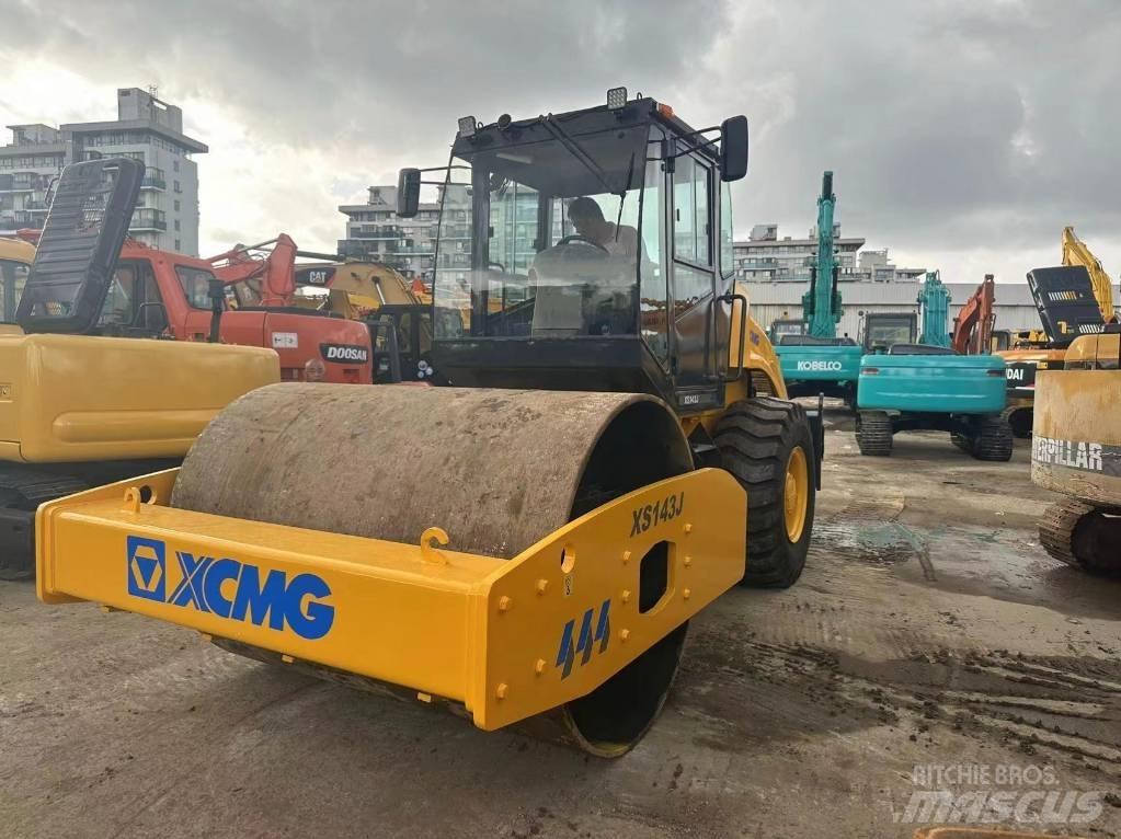 XCMG XS 143 J 싱글 드럼 롤러