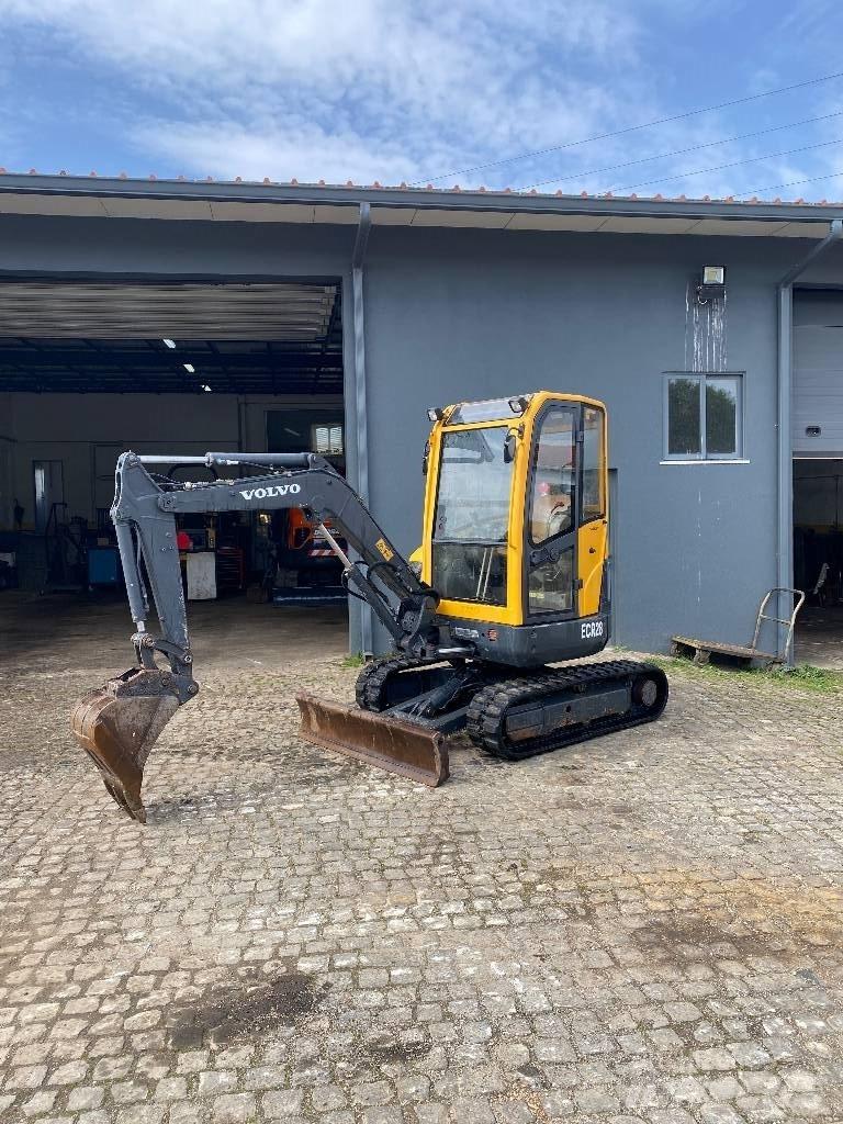 Volvo ECR 28 소형 굴삭기 7톤 미만